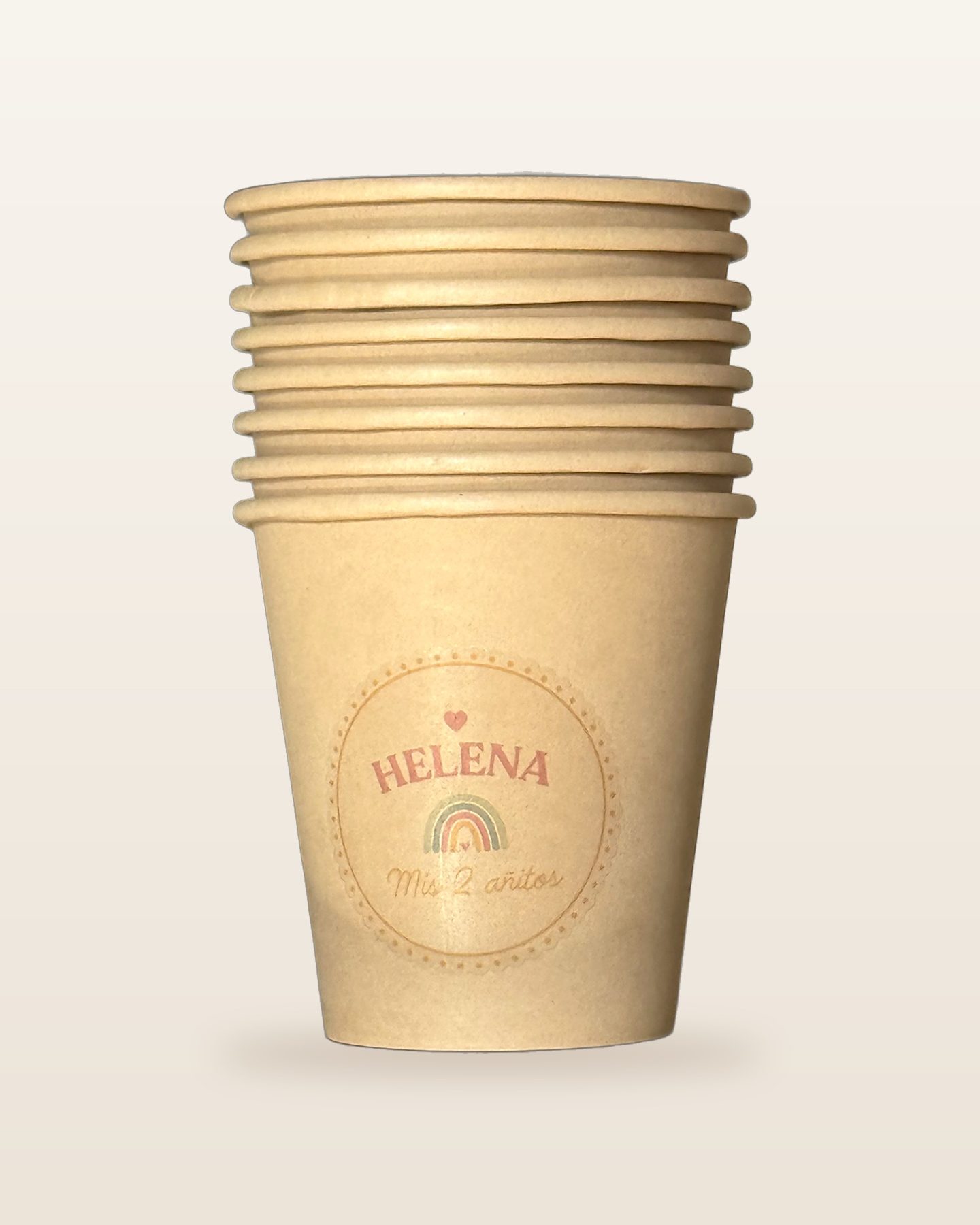 Vasos de papel kraft con nombre y arcoíris